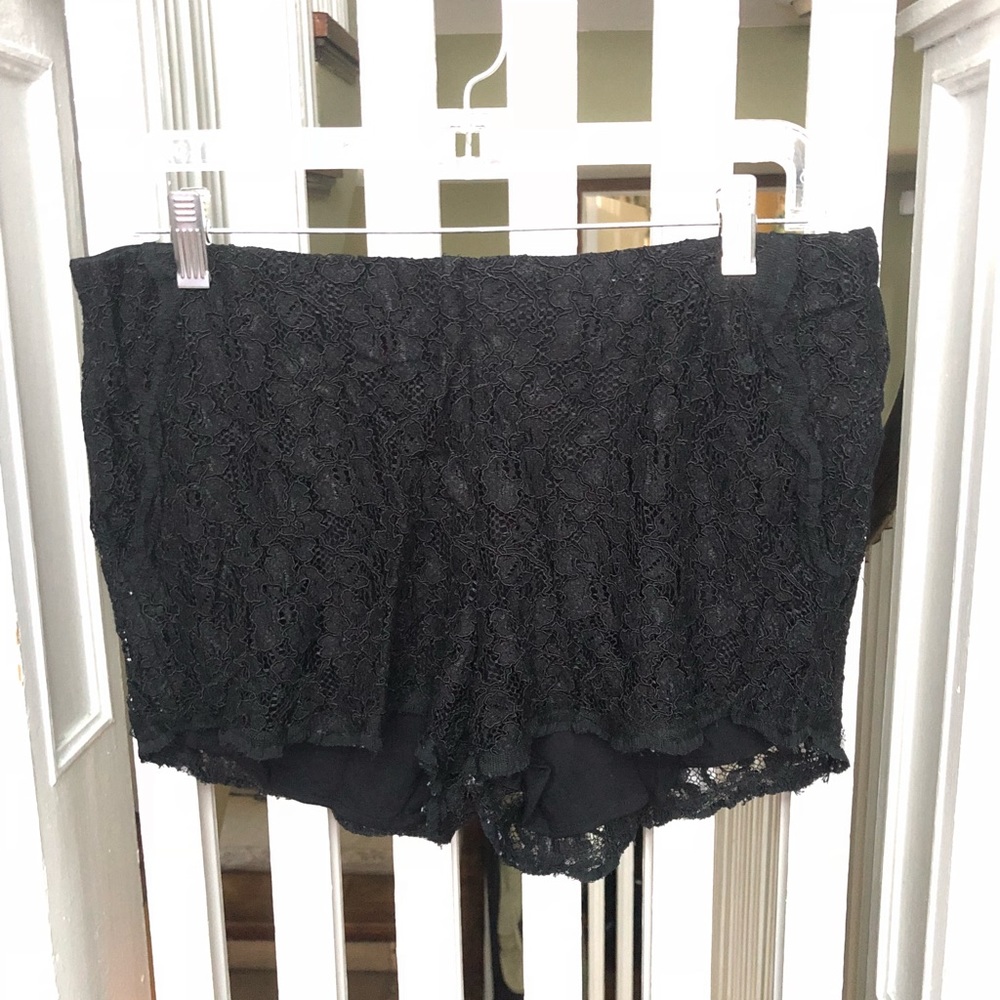 WILFRED black lace shorts with lining
